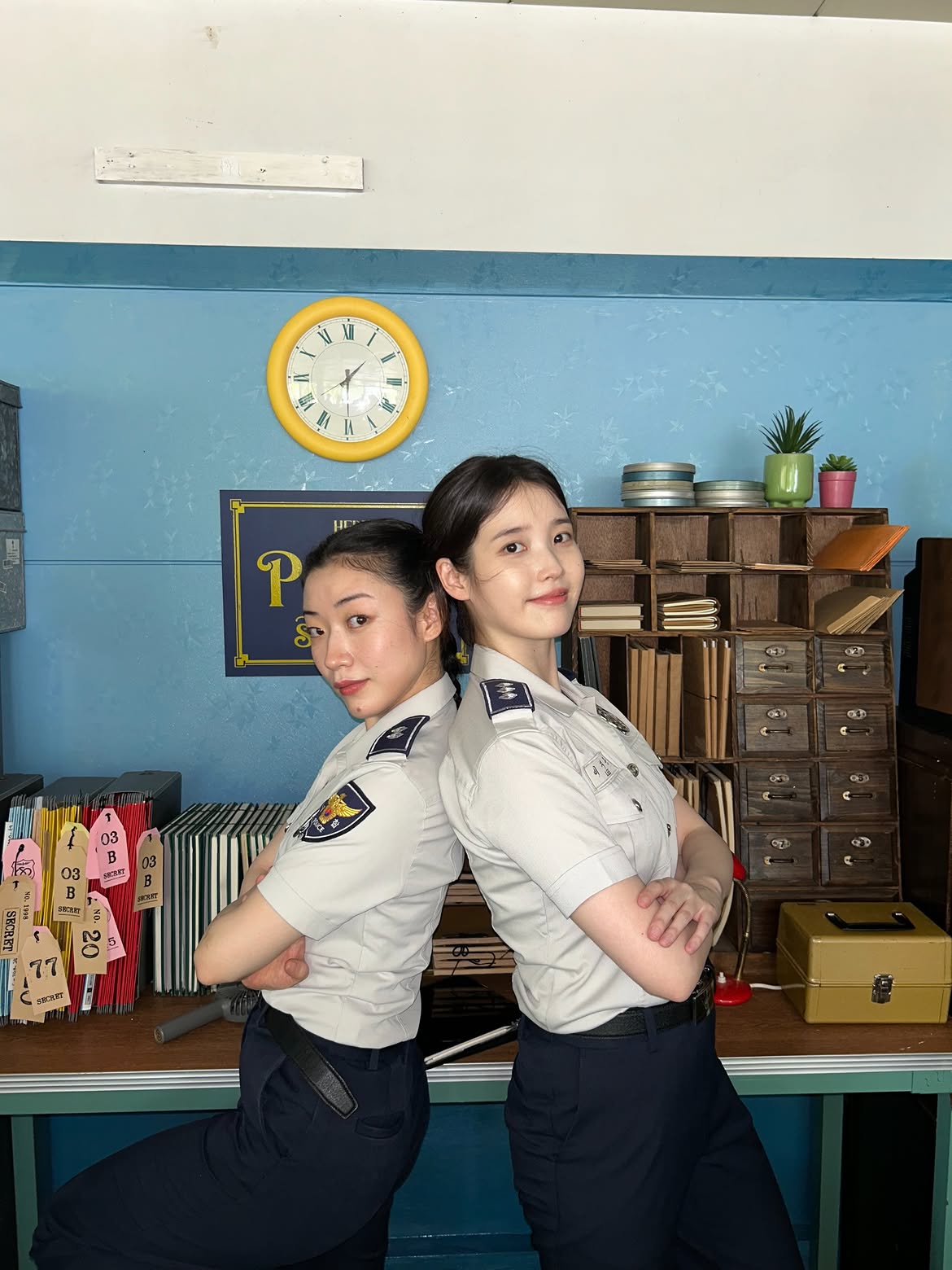 新作MVで警察官の制服を着たIU…さりげなくセクシーなボディライン