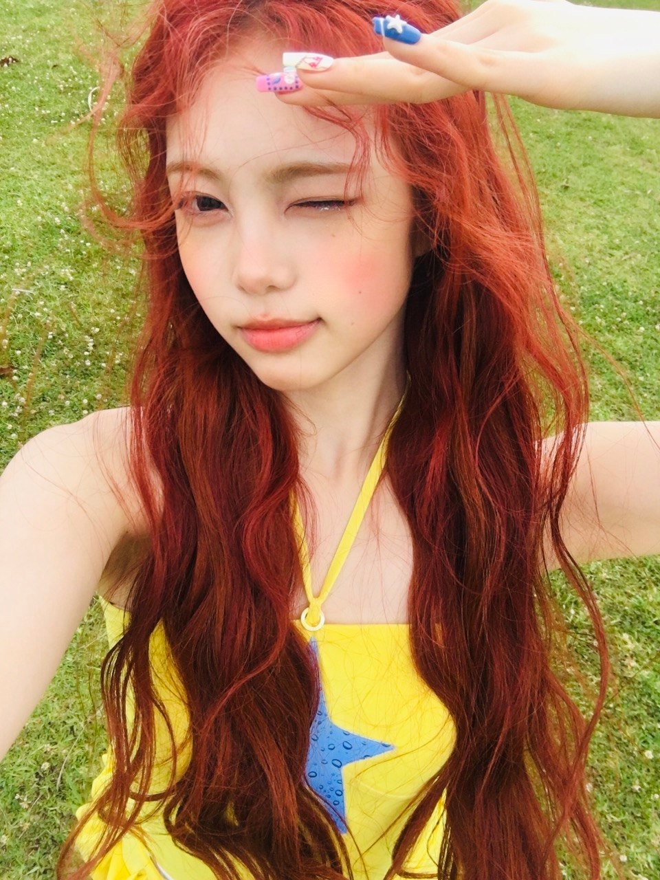 바닷가에서 시원한 옐로우 홀터넥 + 줄무늬 돌핀 입은 이안 몸매