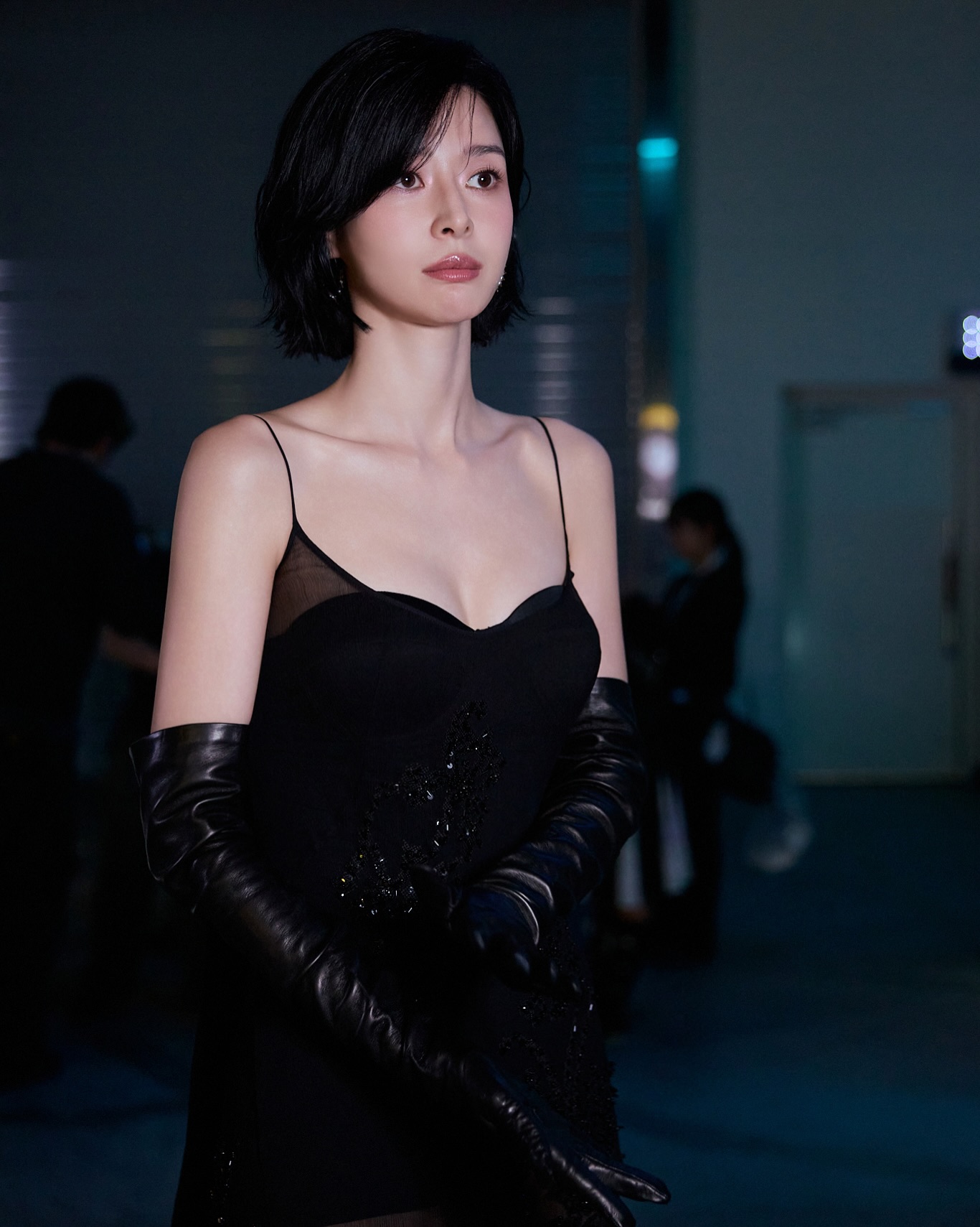 クォン・ナラが見せる黒のブラ見えシースルー紐ドレスのふんわり胸元の谷間と太もも
