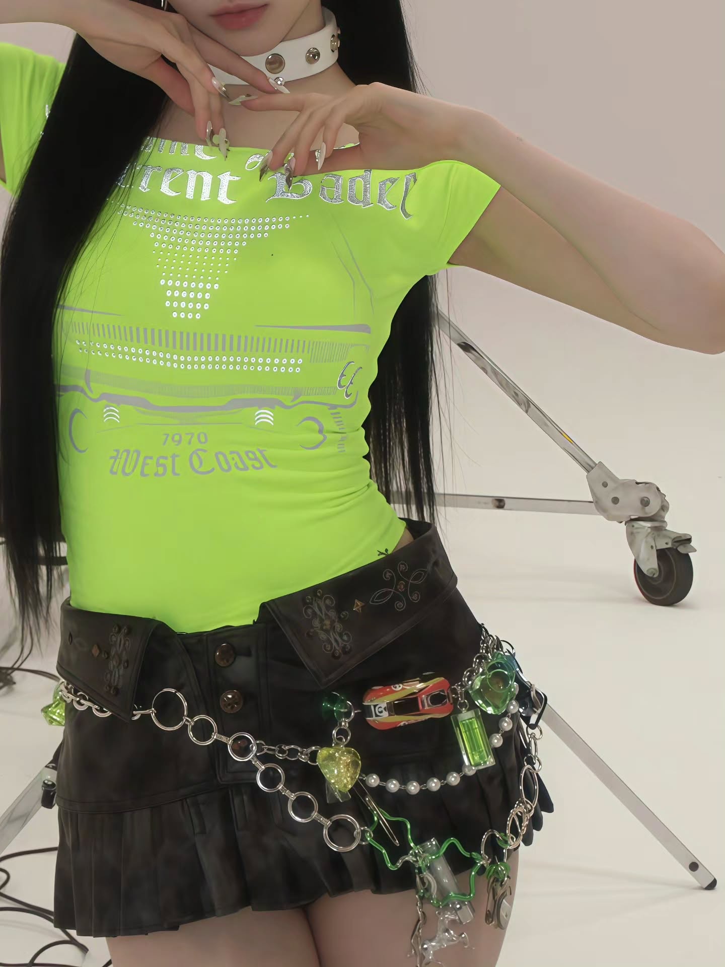 BABYMONSTER アサ しましまホットパンツ＋白いレースのストッキング、コーデ
