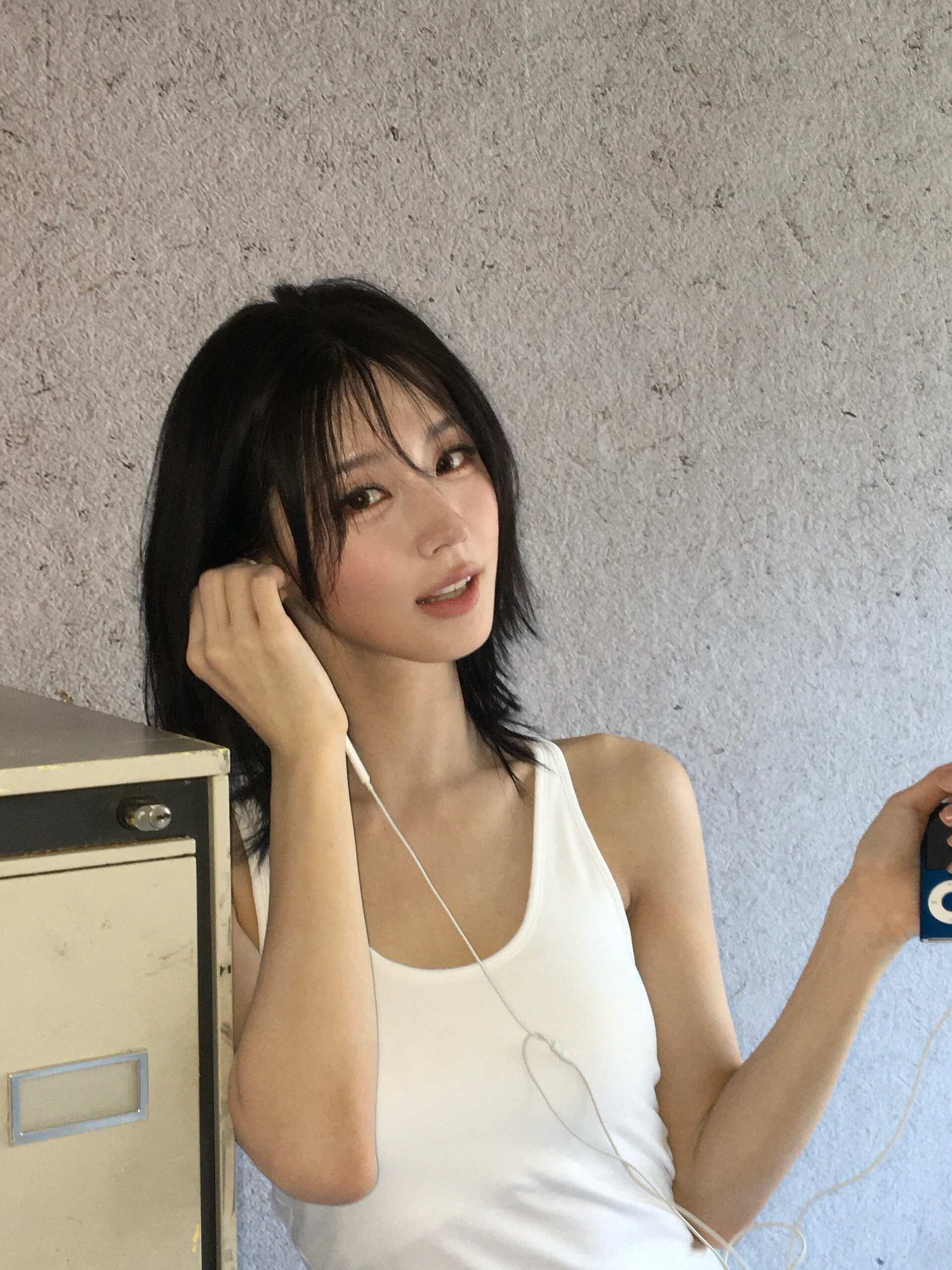 (G)I-DLE 米妍 白色+黑色细肩带背心 清爽的纤细身材 - Instagram