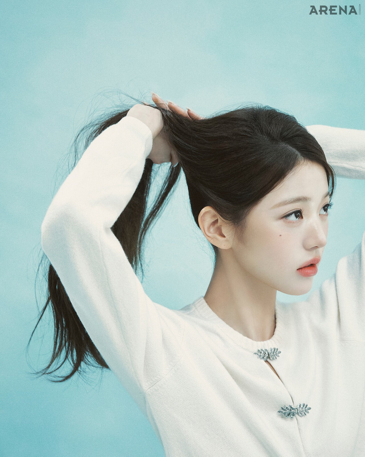 Jang Won-young Arena photo shoot... Black midi look lying on the sofa, hip line