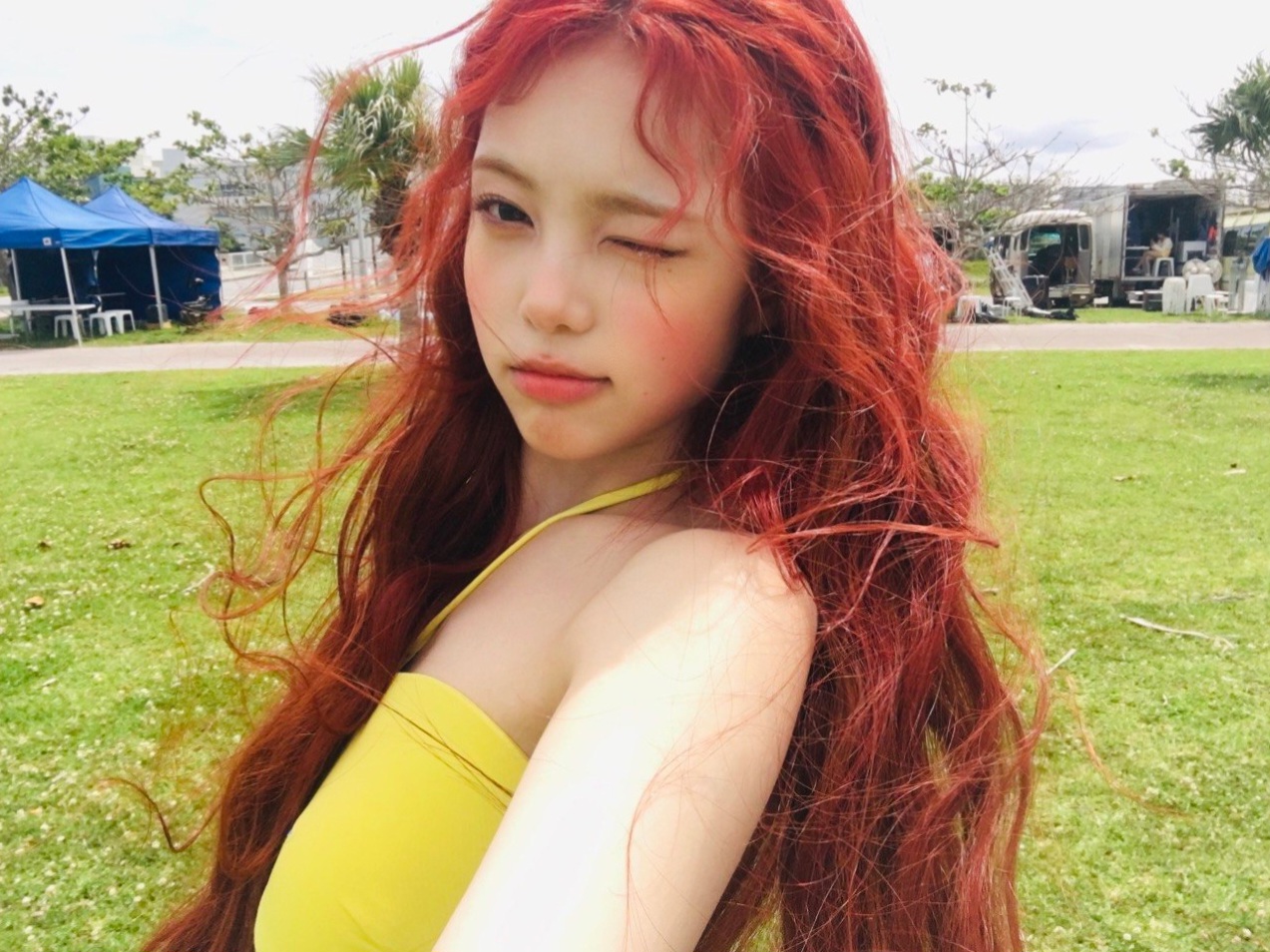 바닷가에서 시원한 옐로우 홀터넥 + 줄무늬 돌핀 입은 이안 몸매
