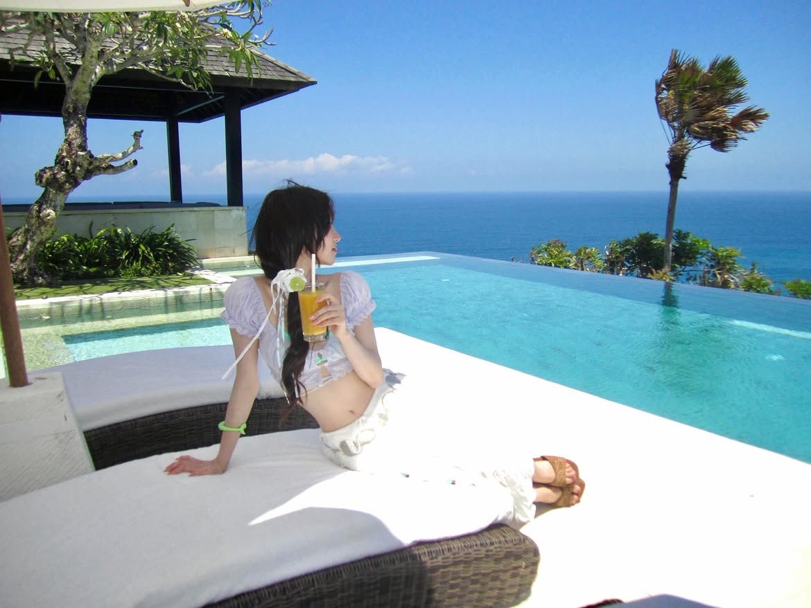(IDLE) Woo-gi Instagram… In the pool, neon bikini showcasing a slim waist and belly button