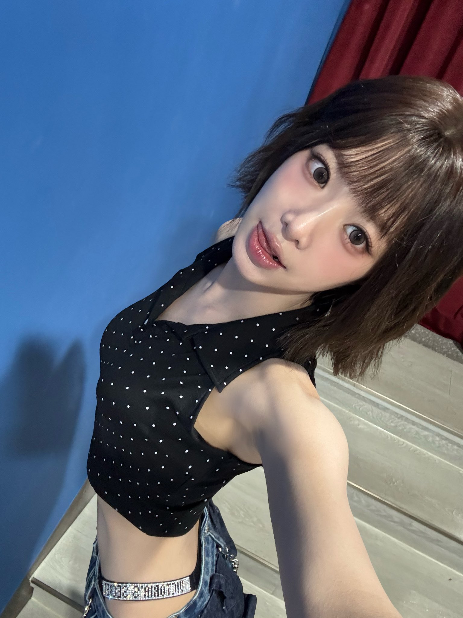 [트리플에스] 니엔의 T팬티끈을 양쪽에서 잡아 당기는 멤버들
