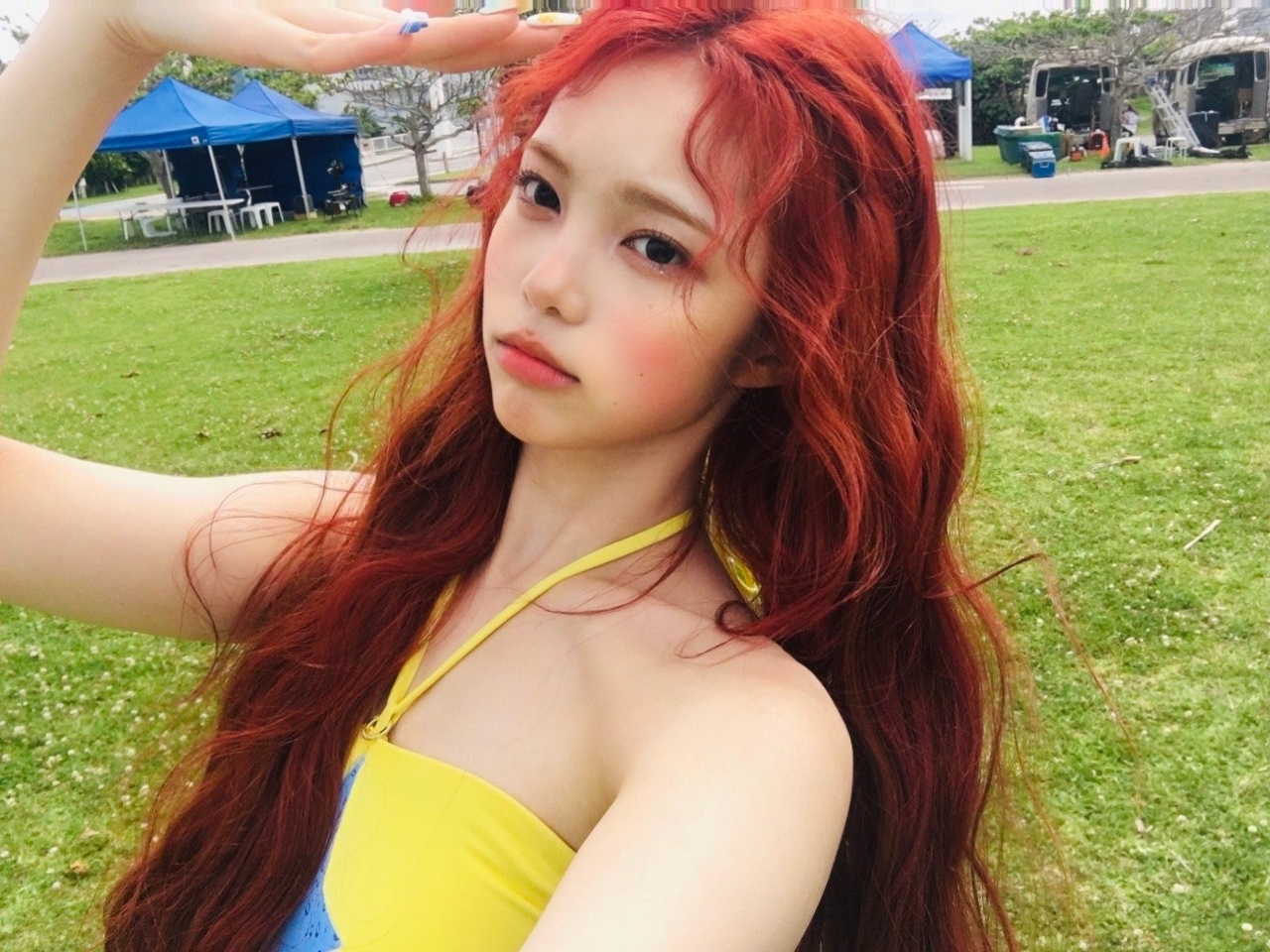 바닷가에서 시원한 옐로우 홀터넥 + 줄무늬 돌핀 입은 이안 몸매