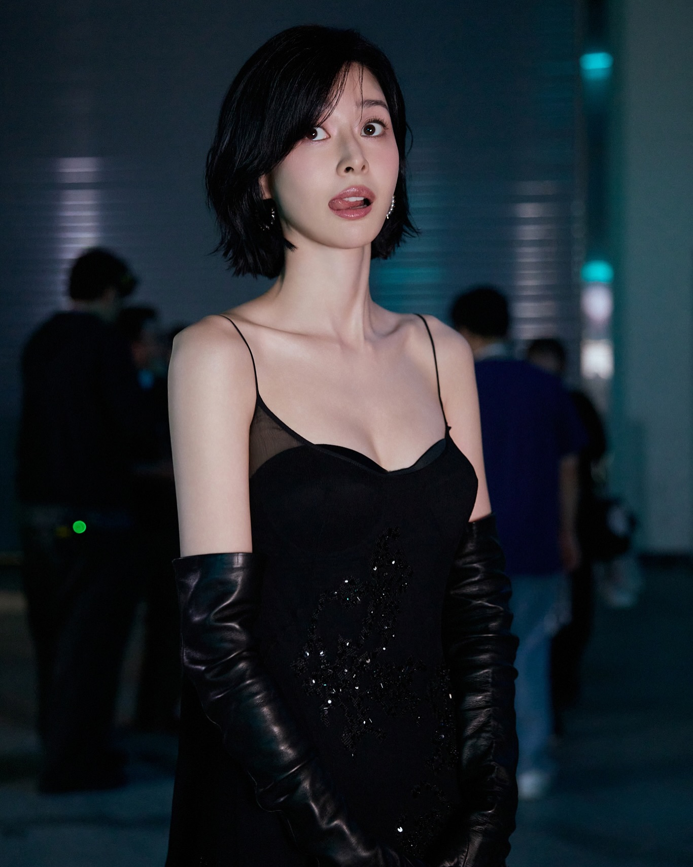 クォン・ナラが見せる黒のブラ見えシースルー紐ドレスのふんわり胸元の谷間と太もも