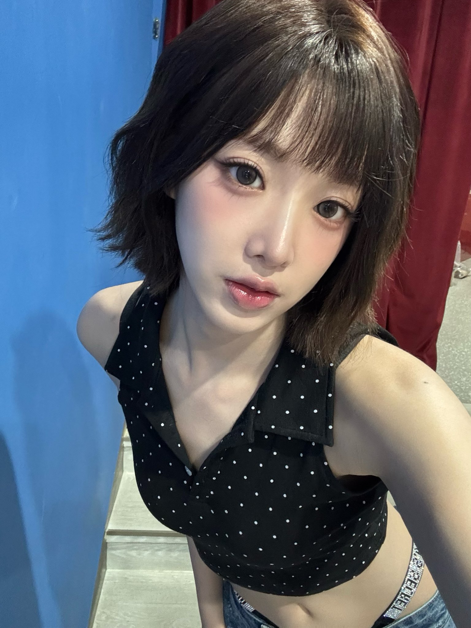 [트리플에스] 니엔의 T팬티끈을 양쪽에서 잡아 당기는 멤버들