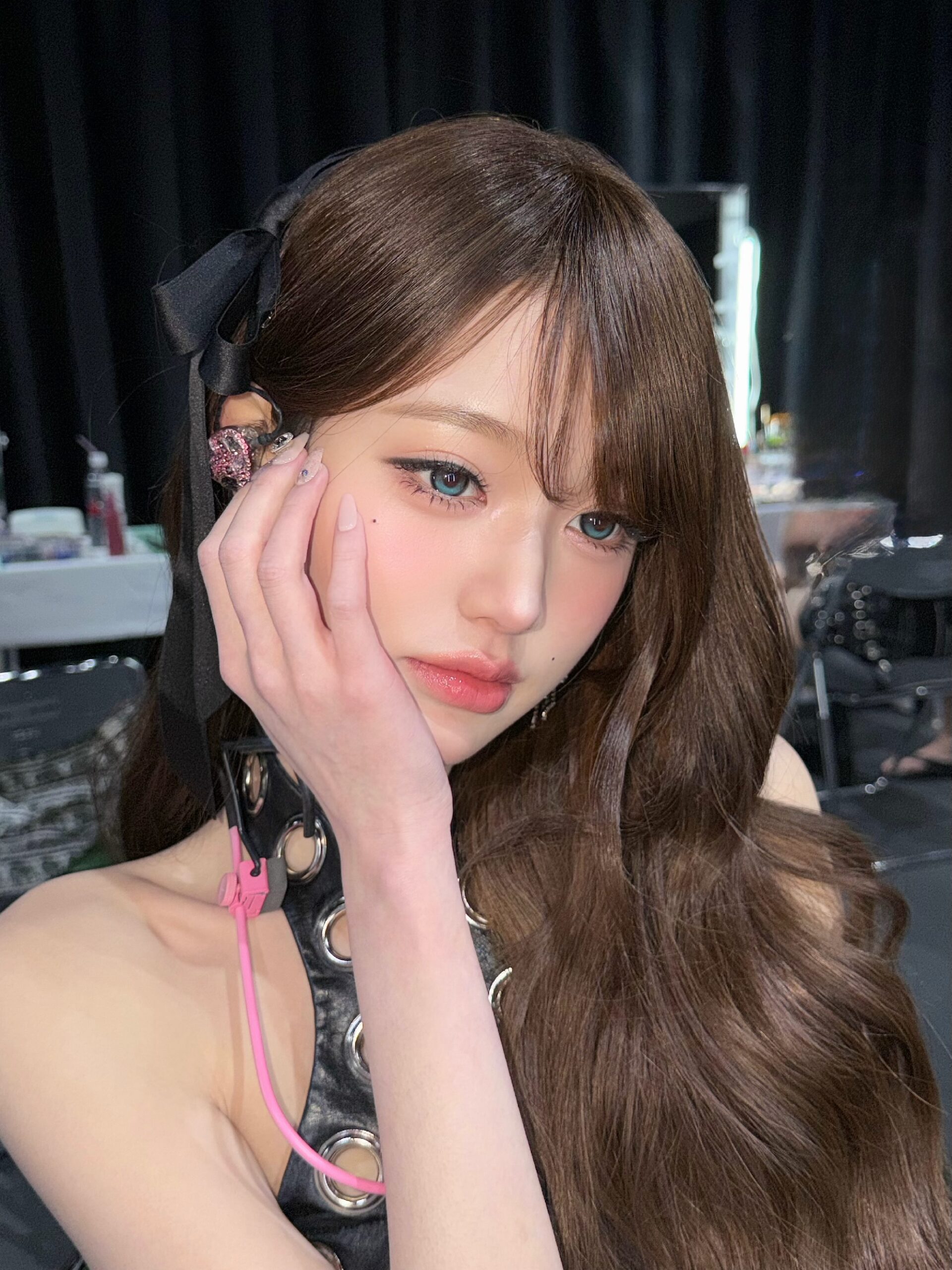 IVE チャン・ウォニョン 赤いコルセット衣装 胸元のあらわし 長い脚 美脚ライン - インスタグラム
