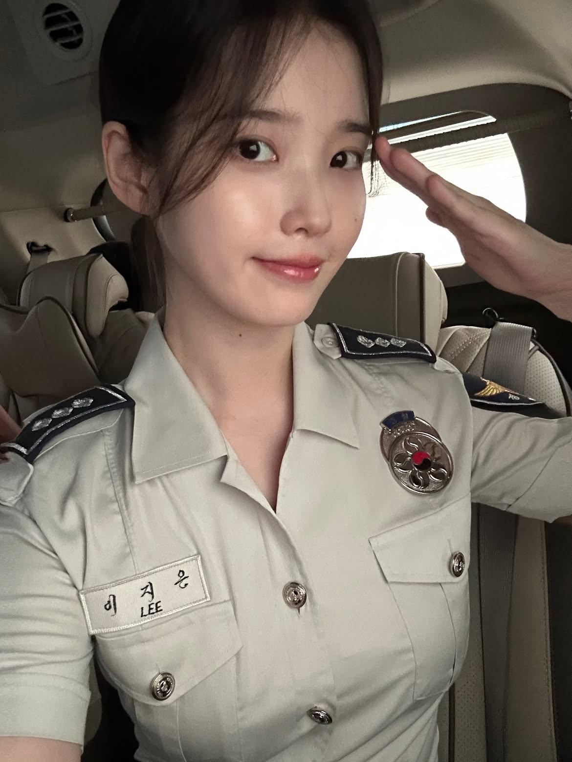 新作MVで警察官の制服を着たIU…さりげなくセクシーなボディライン