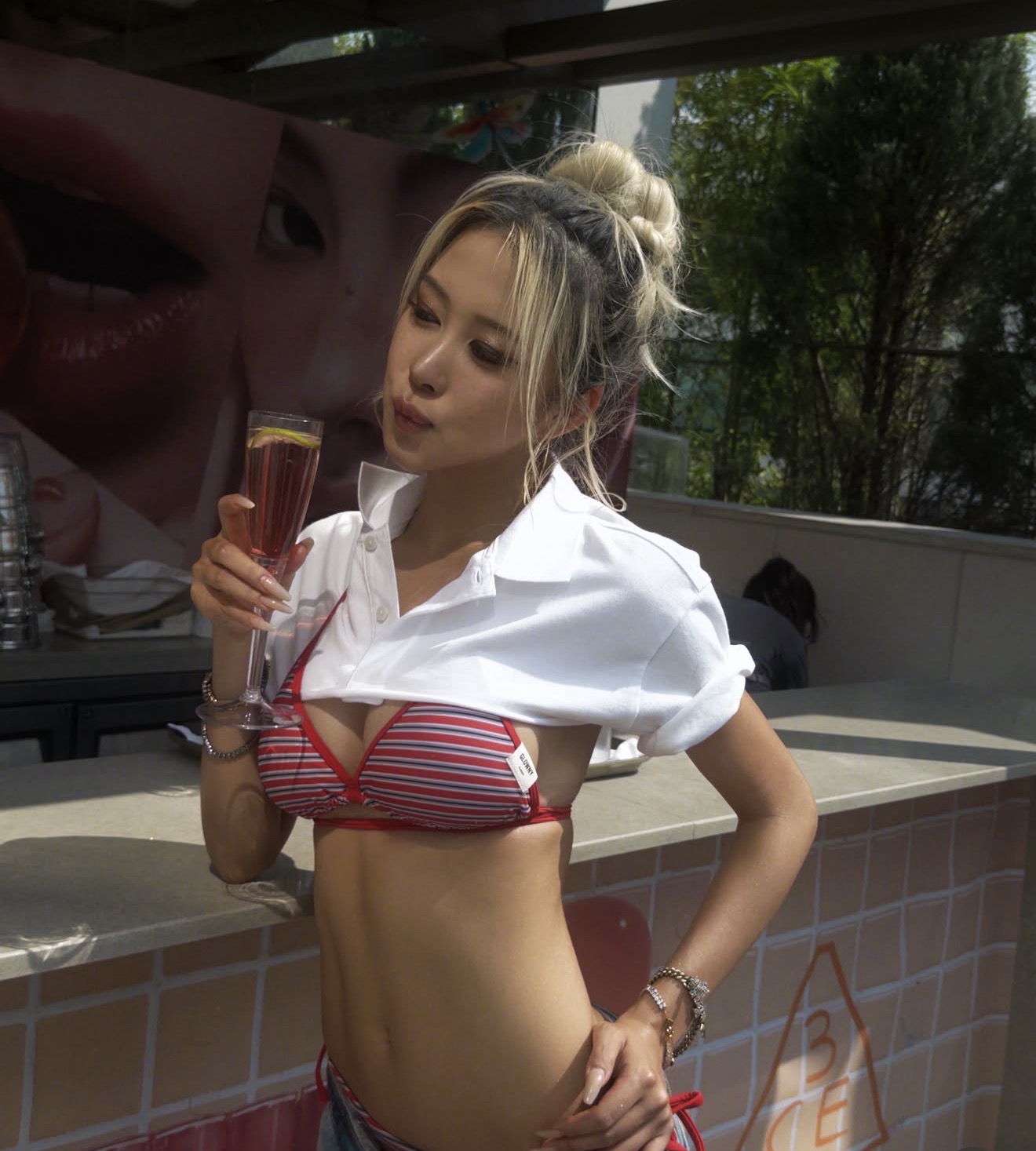 宇宙少女 Dayoung 红色条纹细带比基尼 惹眼的胸部线条与腹部肚脐