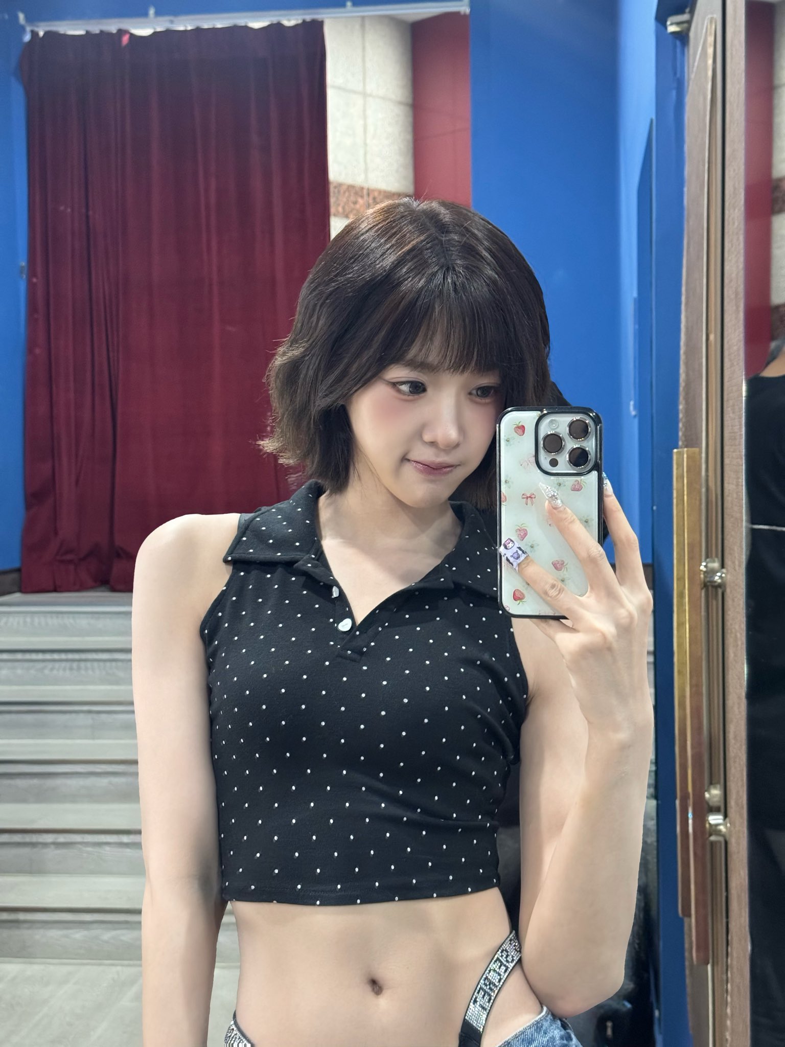 [트리플에스] 니엔의 T팬티끈을 양쪽에서 잡아 당기는 멤버들