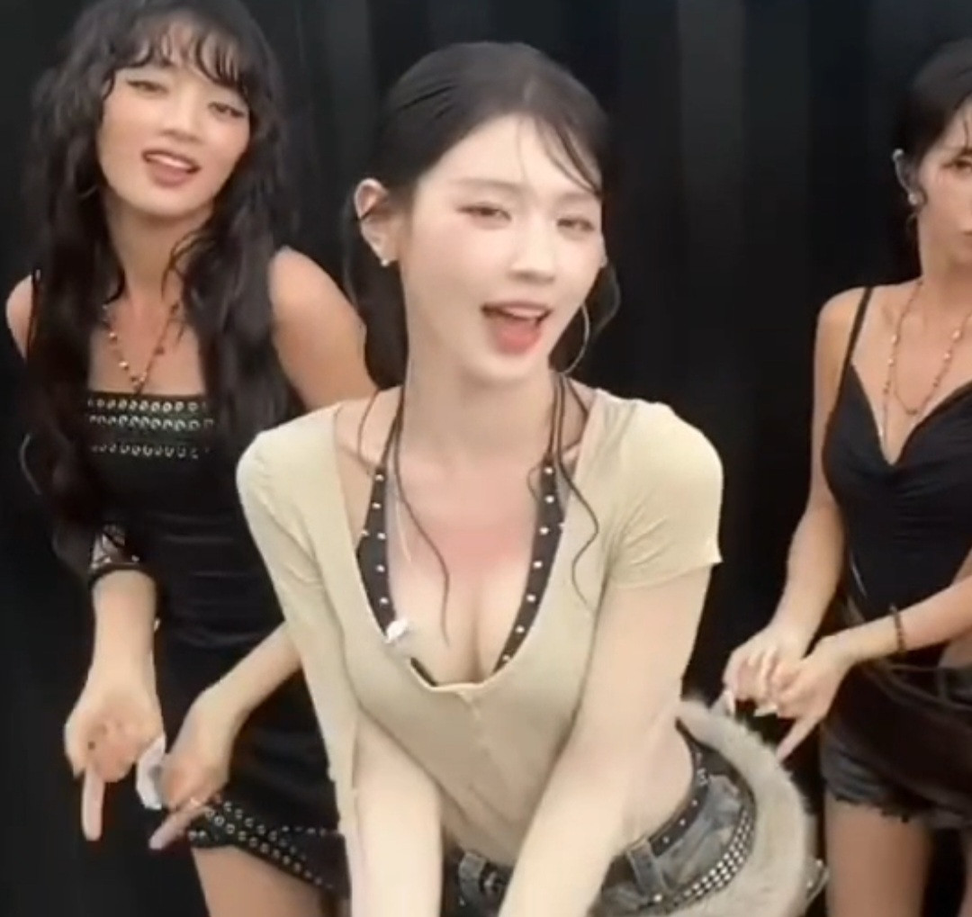 컴백한 미연 태닝 자국과는 구분되는 뽀얀 가슴골 뭉클 레전드