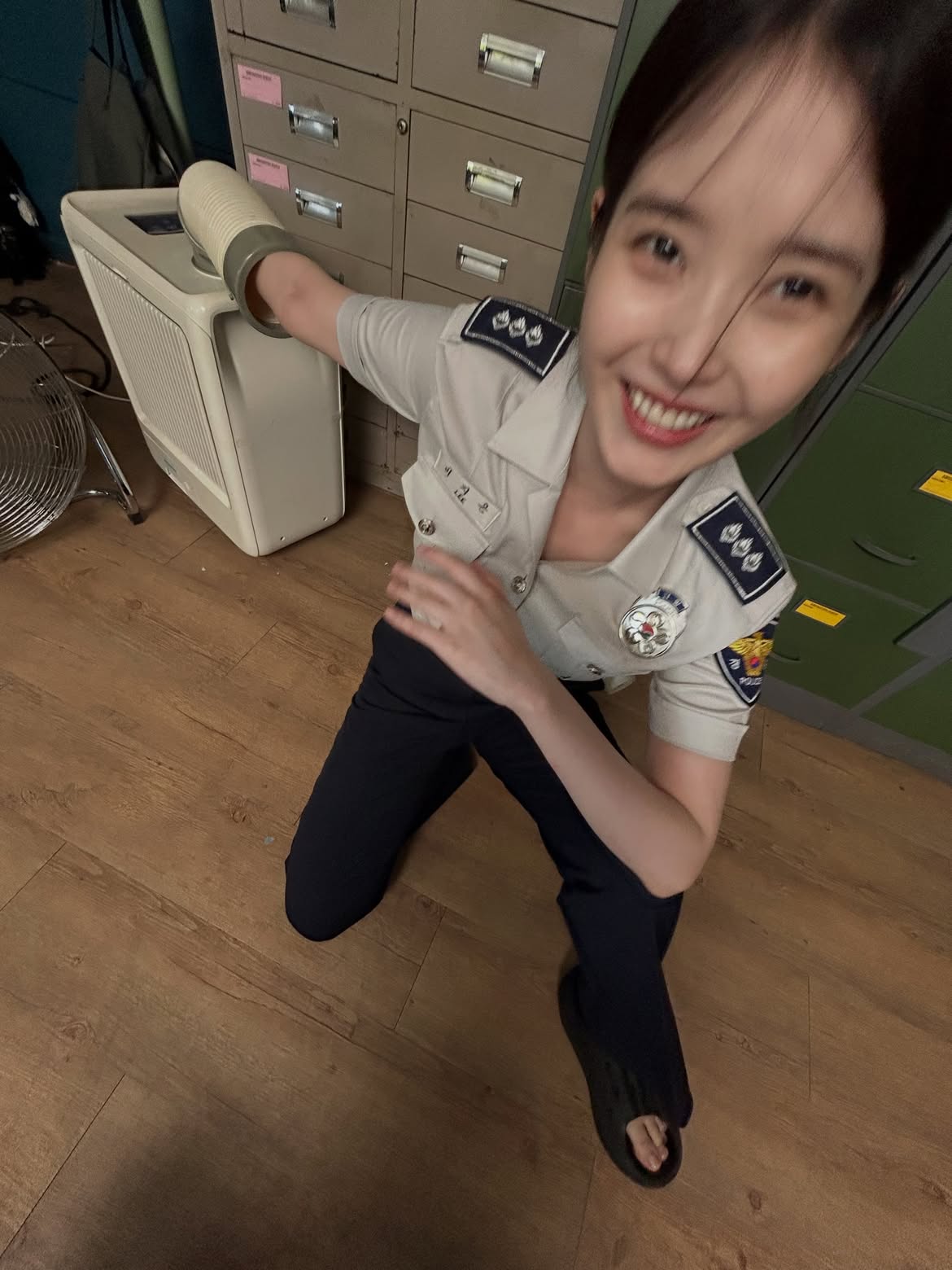 新作MVで警察官の制服を着たIU…さりげなくセクシーなボディライン
