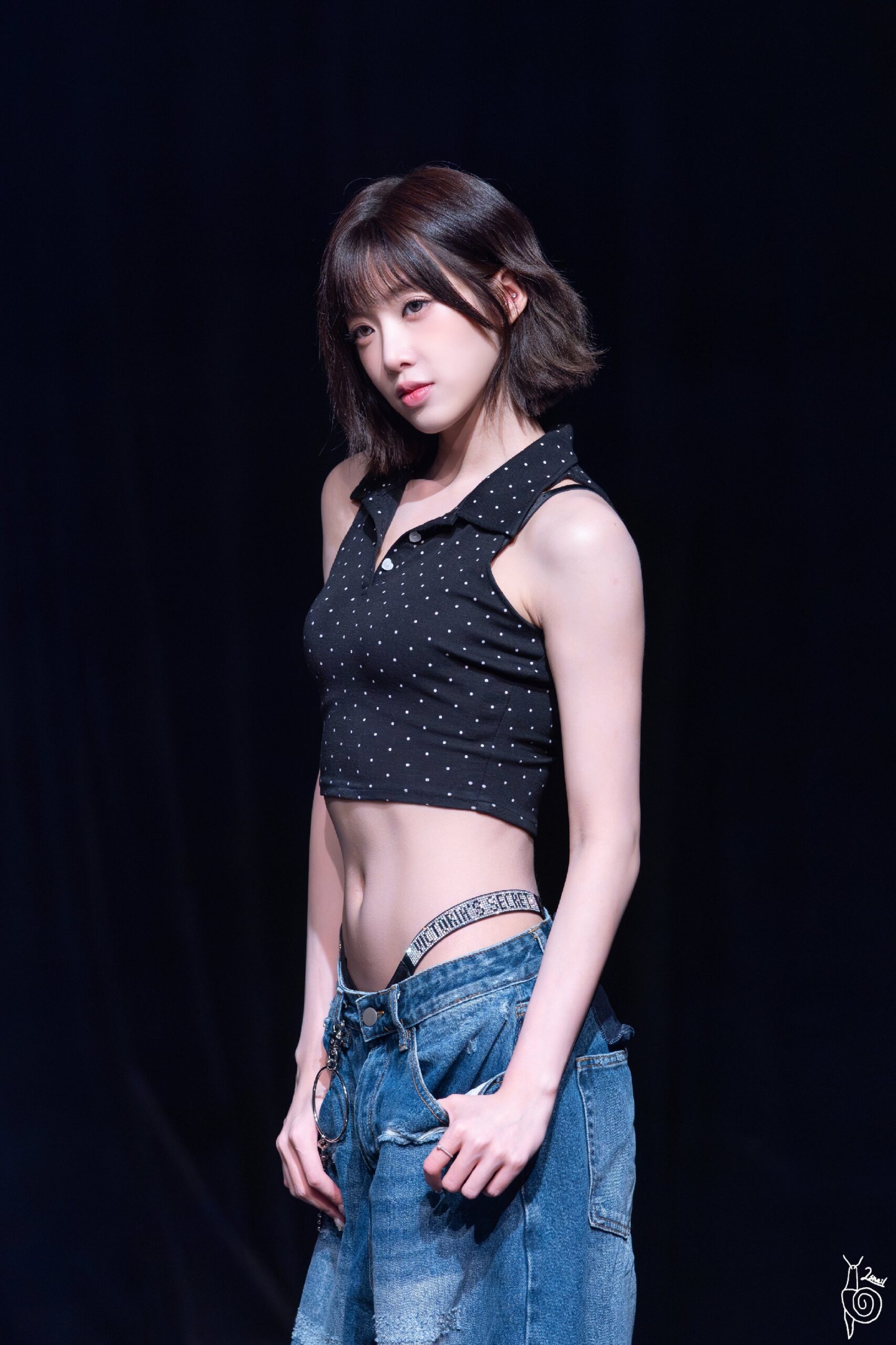 [트리플에스] 니엔의 T팬티끈을 양쪽에서 잡아 당기는 멤버들
