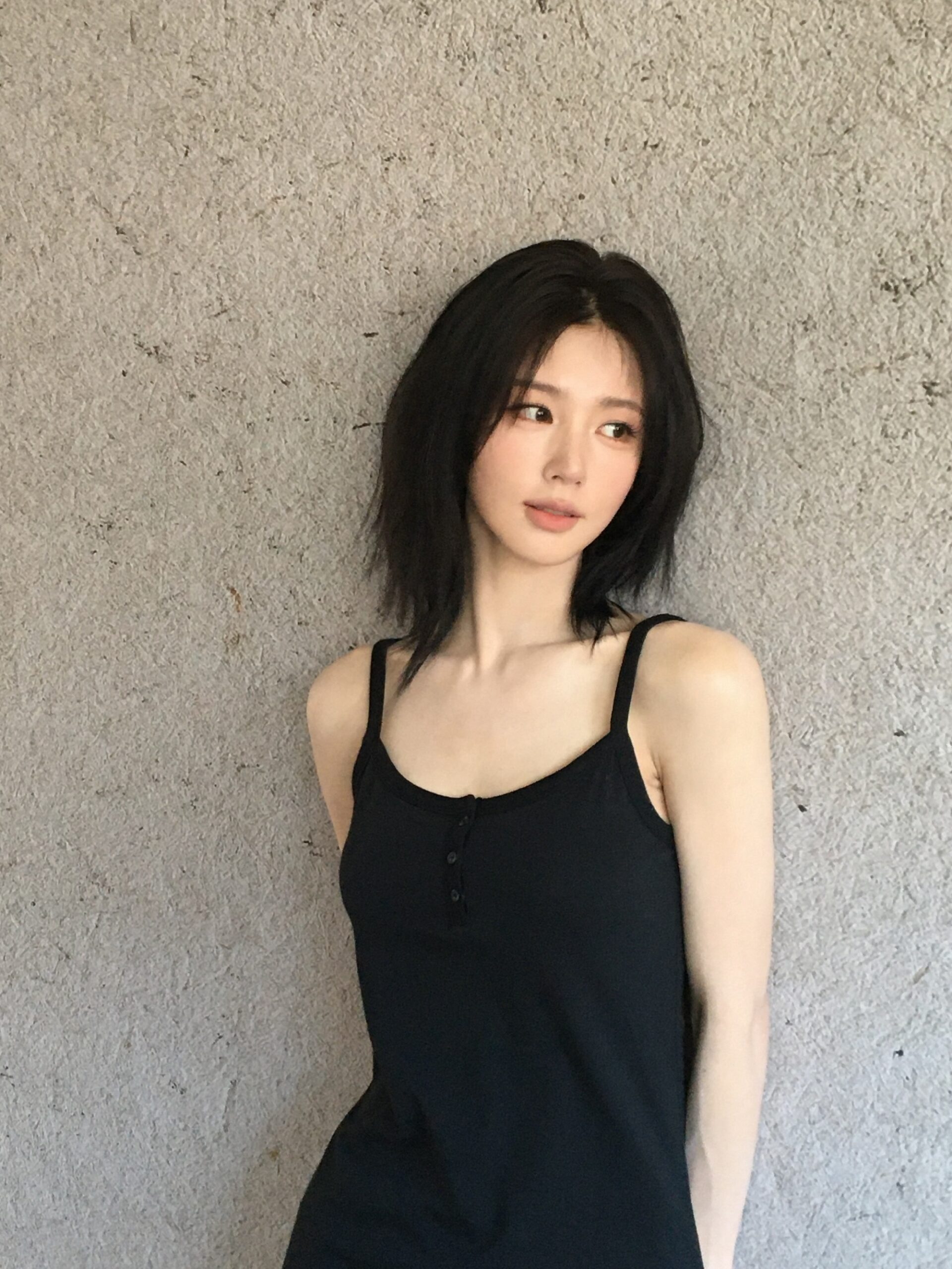 (G)I-DLE 米妍 白色+黑色细肩带背心 清爽的纤细身材 - Instagram