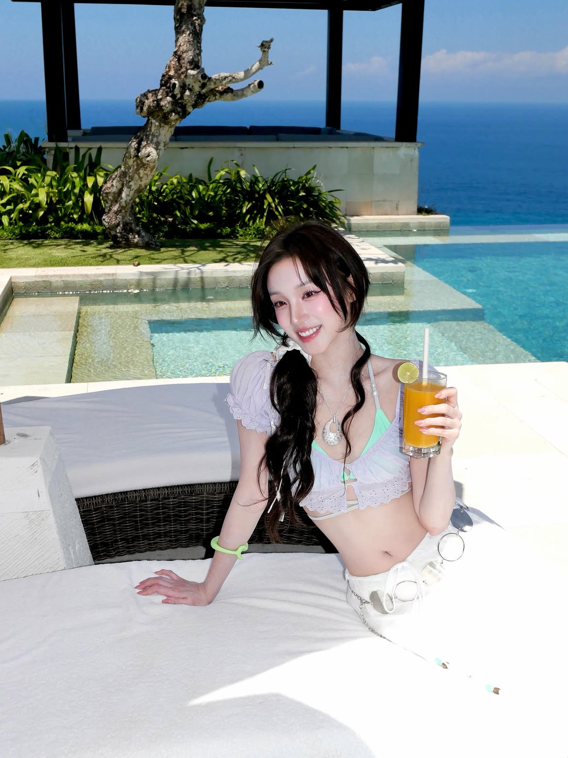 (IDLE) Woo-gi Instagram… In the pool, neon bikini showcasing a slim waist and belly button