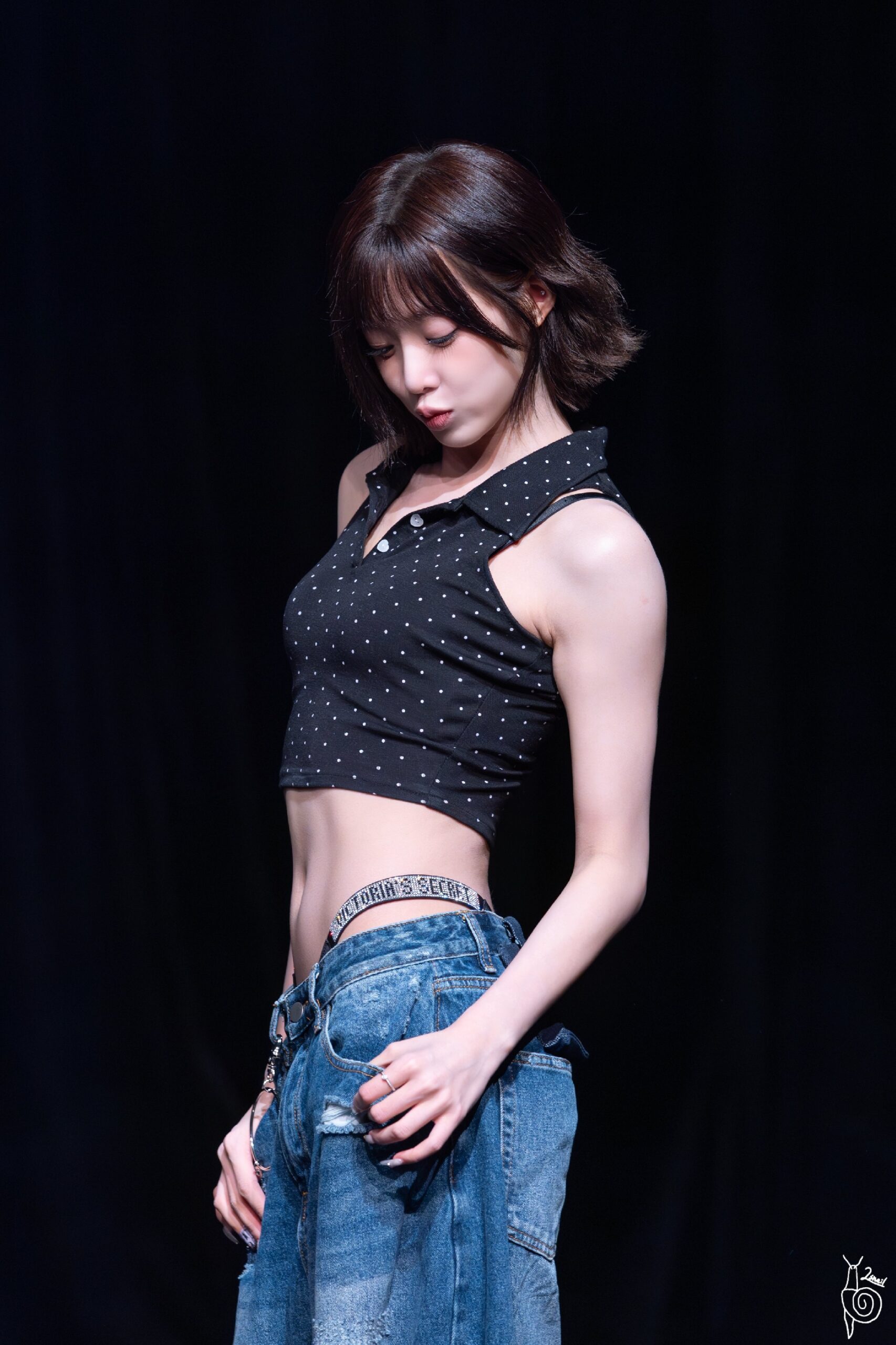 [트리플에스] 니엔의 T팬티끈을 양쪽에서 잡아 당기는 멤버들