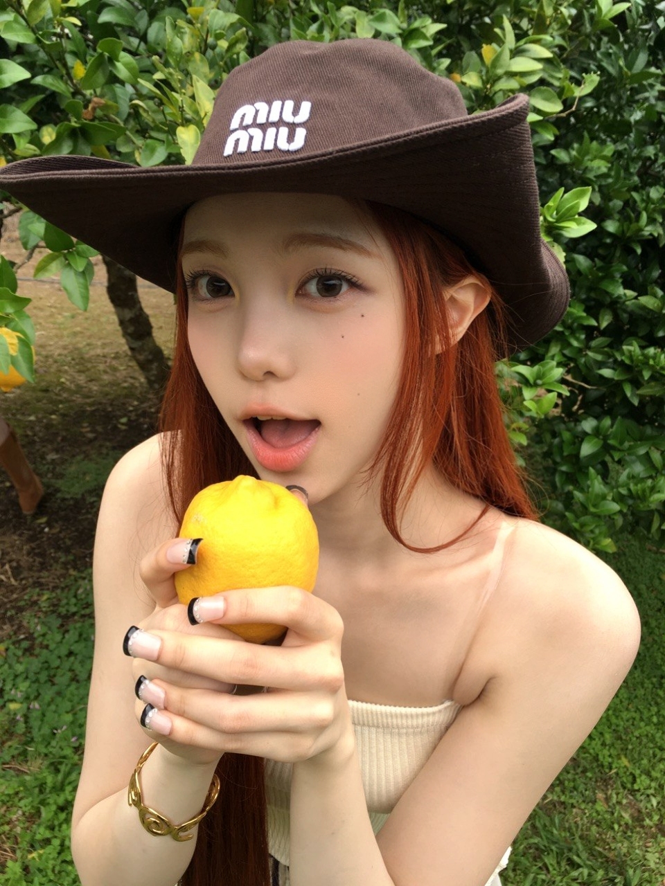 바닷가에서 시원한 옐로우 홀터넥 + 줄무늬 돌핀 입은 이안 몸매