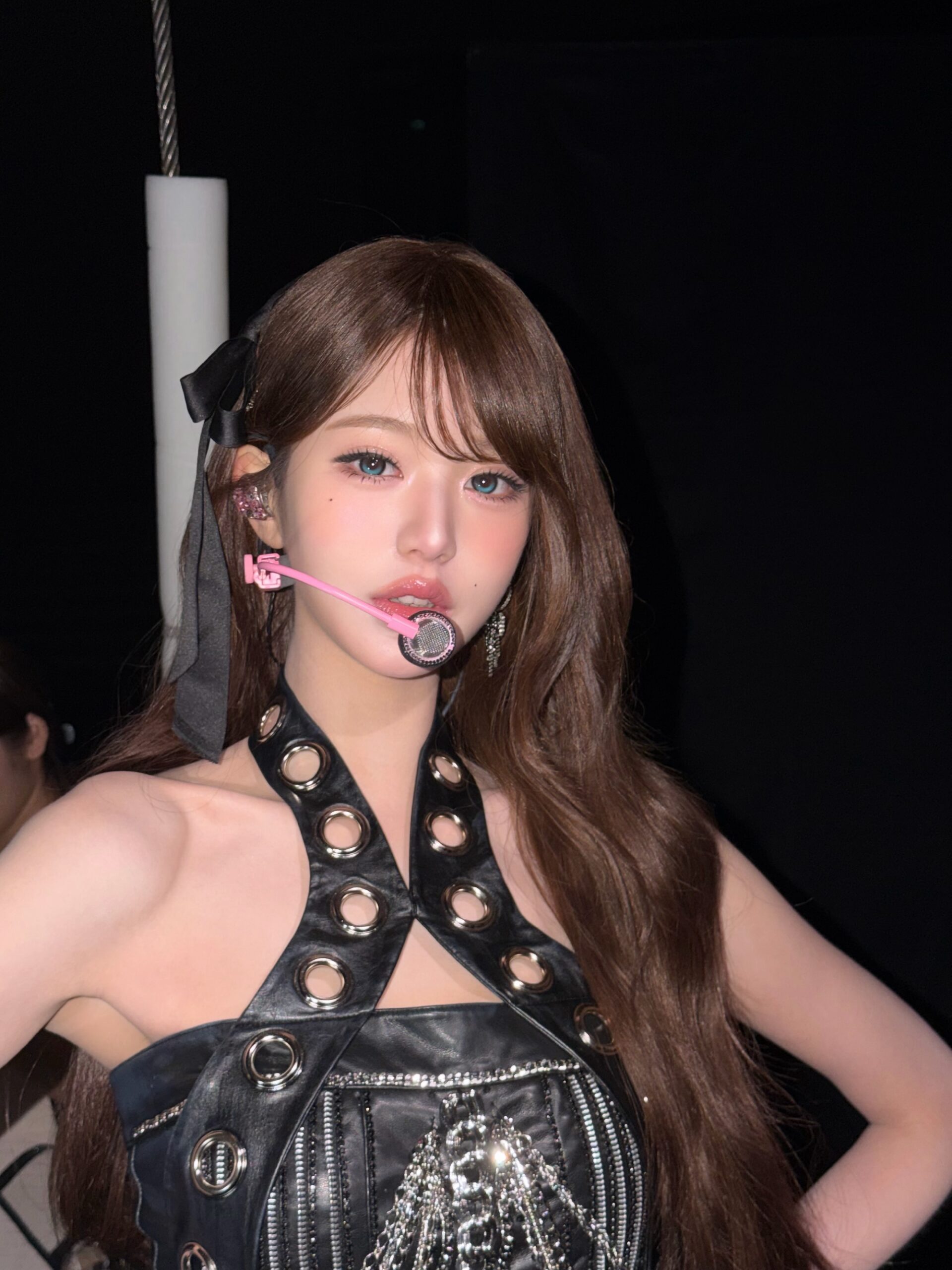 IVE チャン・ウォニョン 赤いコルセット衣装 胸元のあらわし 長い脚 美脚ライン - インスタグラム