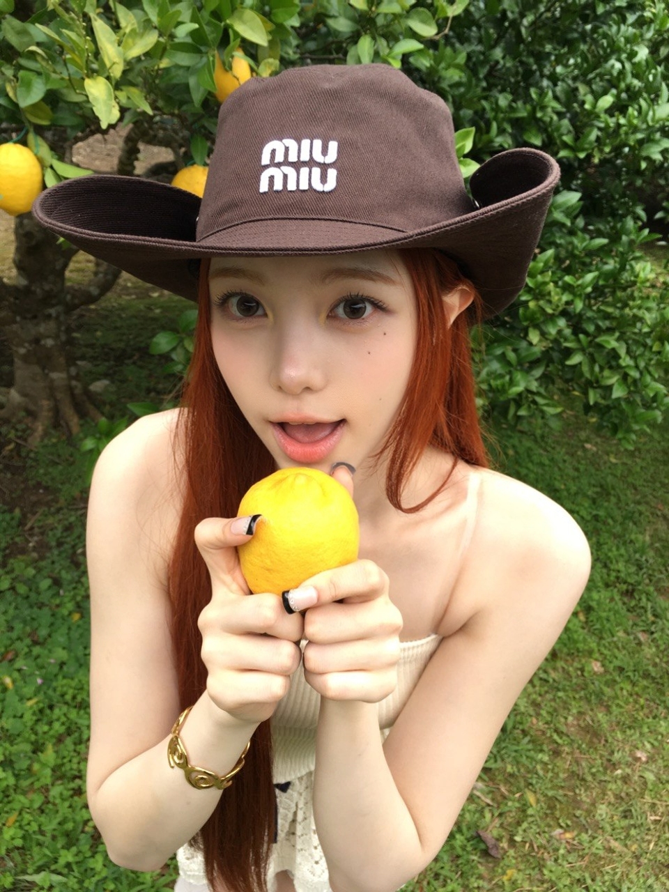 바닷가에서 시원한 옐로우 홀터넥 + 줄무늬 돌핀 입은 이안 몸매