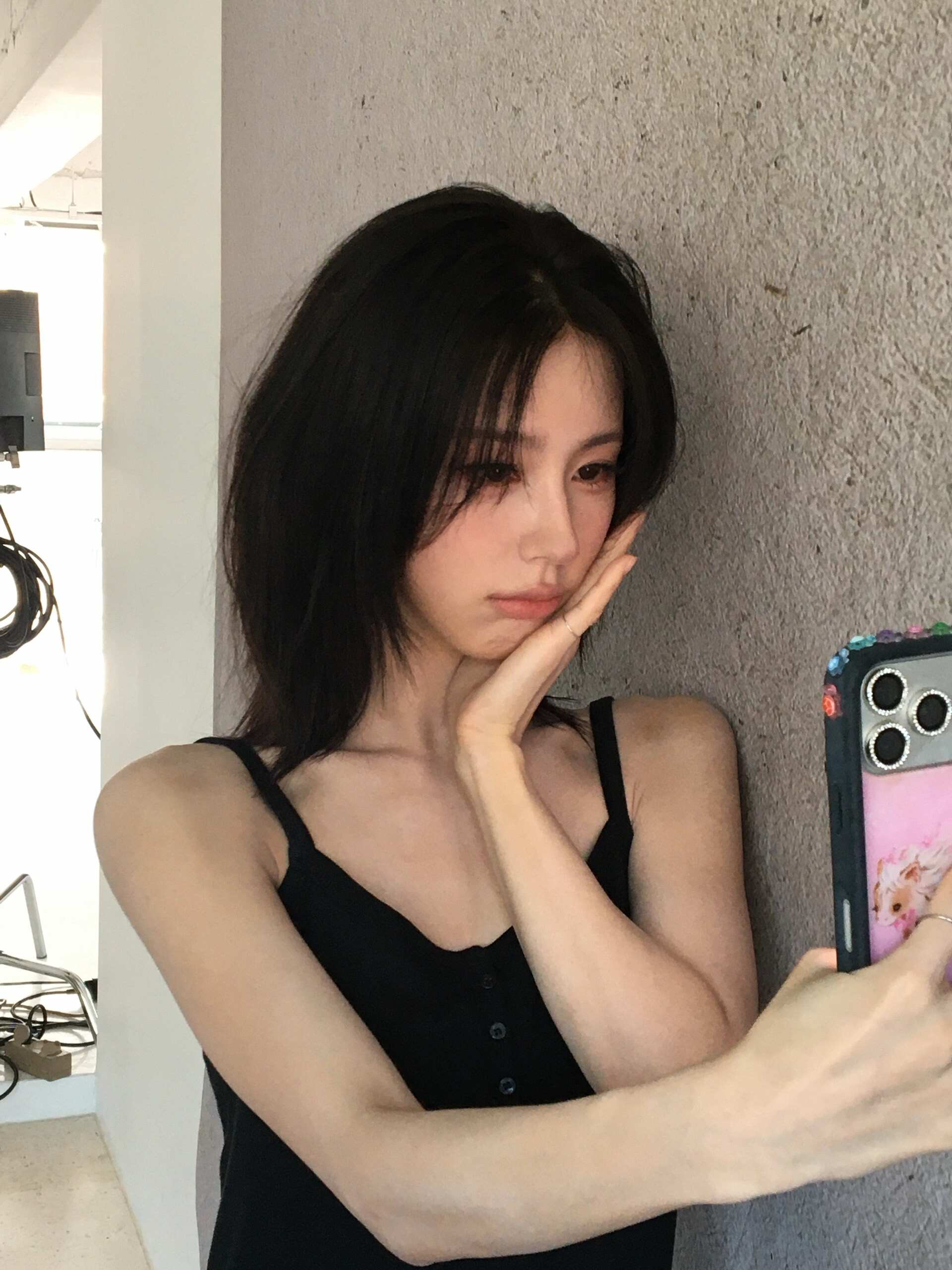 (G)I-DLE 米妍 白色+黑色细肩带背心 清爽的纤细身材 - Instagram