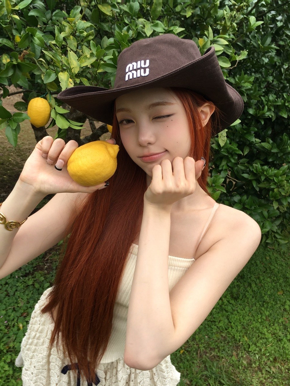 바닷가에서 시원한 옐로우 홀터넥 + 줄무늬 돌핀 입은 이안 몸매