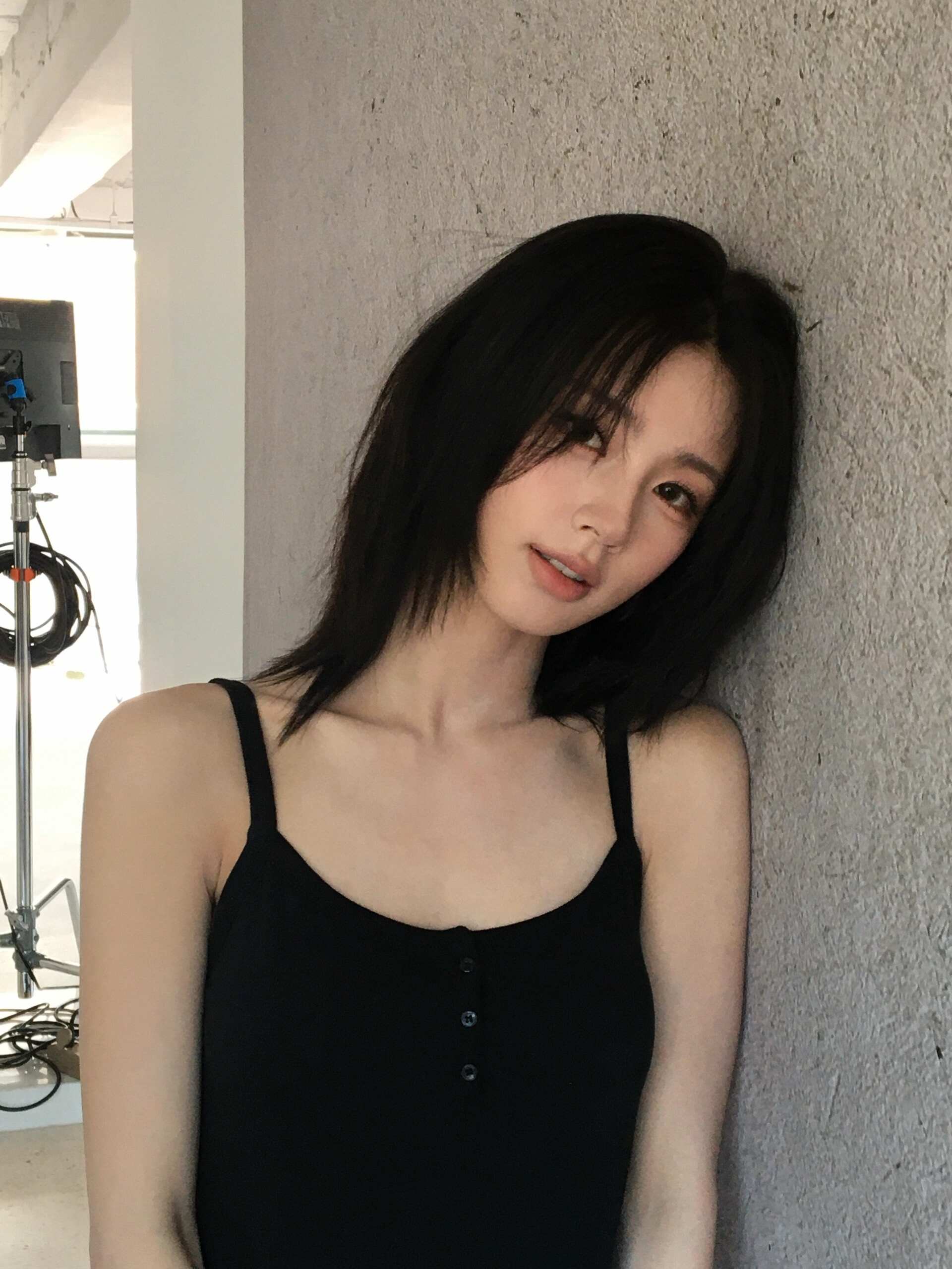 (G)I-DLE 米妍 白色+黑色细肩带背心 清爽的纤细身材 - Instagram