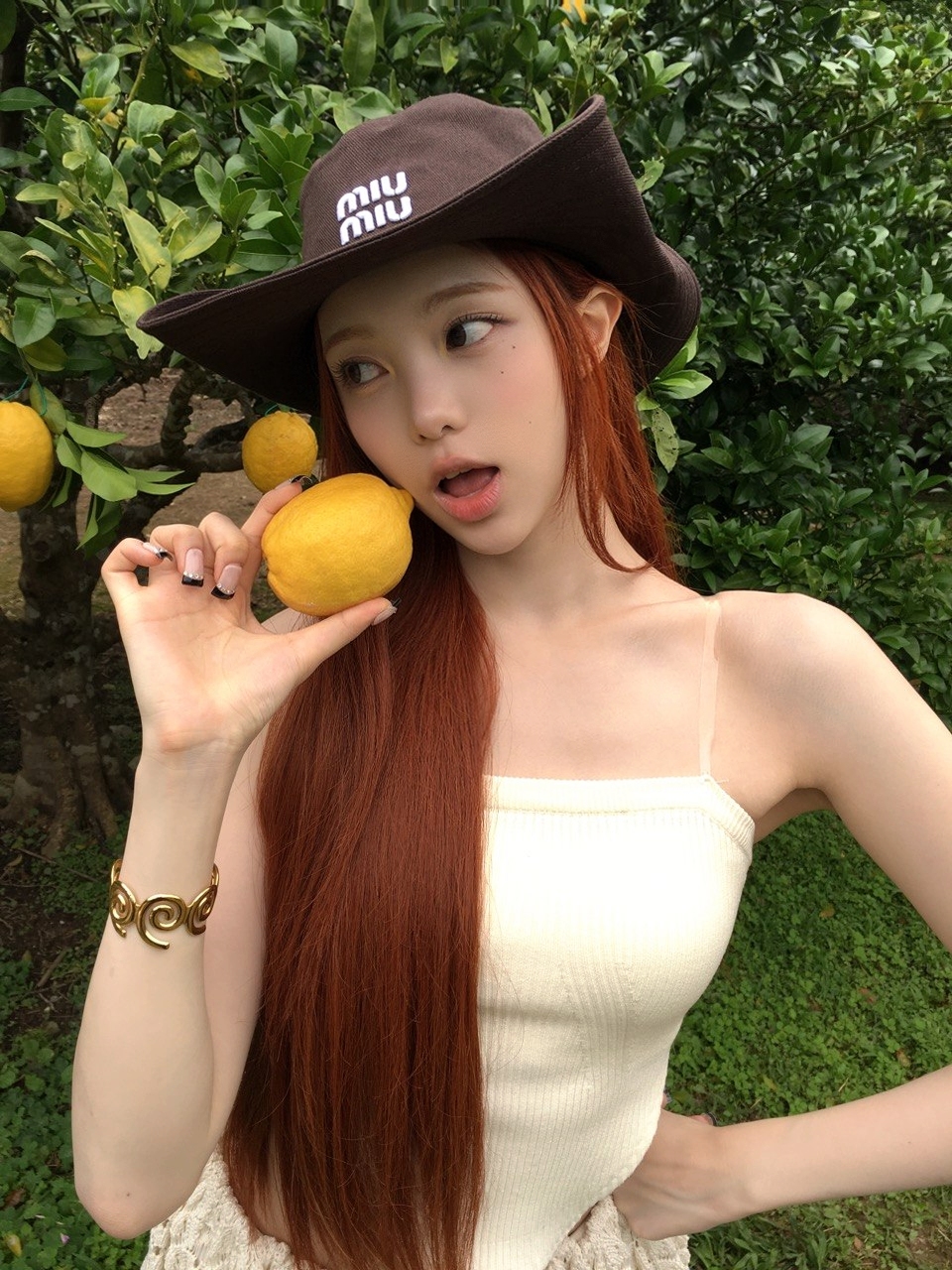 바닷가에서 시원한 옐로우 홀터넥 + 줄무늬 돌핀 입은 이안 몸매