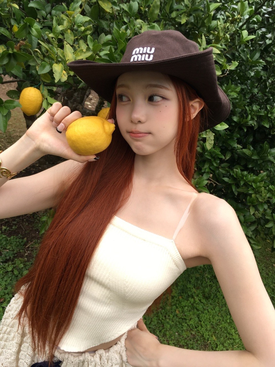 바닷가에서 시원한 옐로우 홀터넥 + 줄무늬 돌핀 입은 이안 몸매