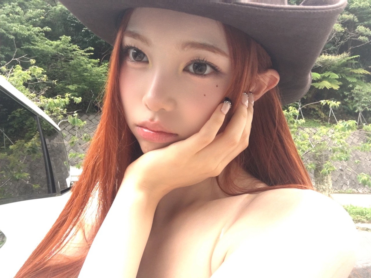 바닷가에서 시원한 옐로우 홀터넥 + 줄무늬 돌핀 입은 이안 몸매