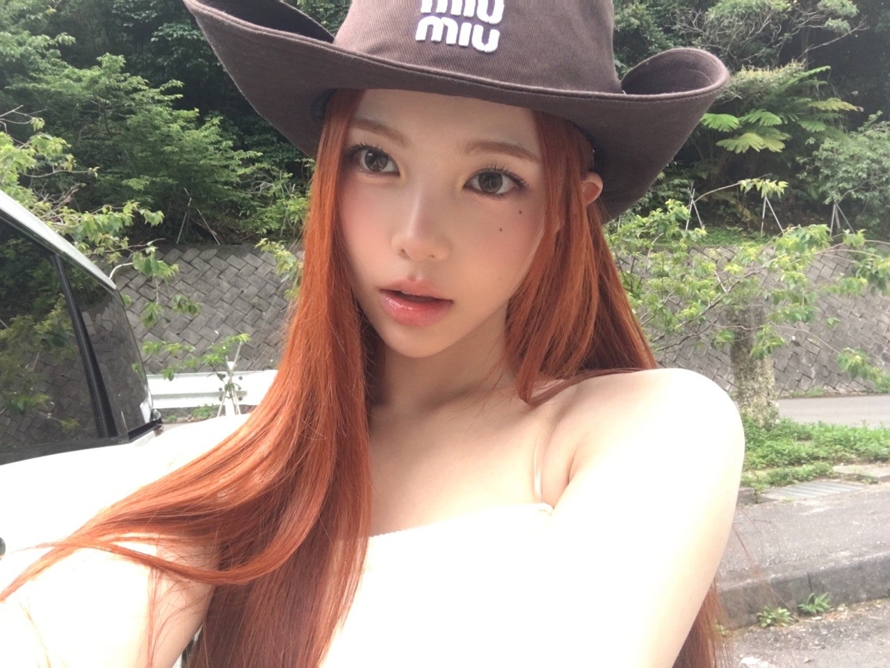 바닷가에서 시원한 옐로우 홀터넥 + 줄무늬 돌핀 입은 이안 몸매