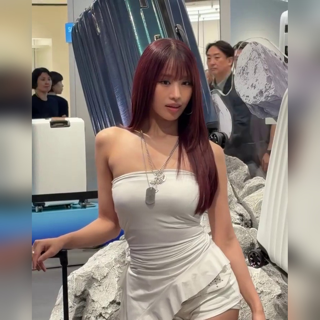 KIOF Natt i Promoting a Suitcase in a White Tube Top with a Heavy-Chest Volume