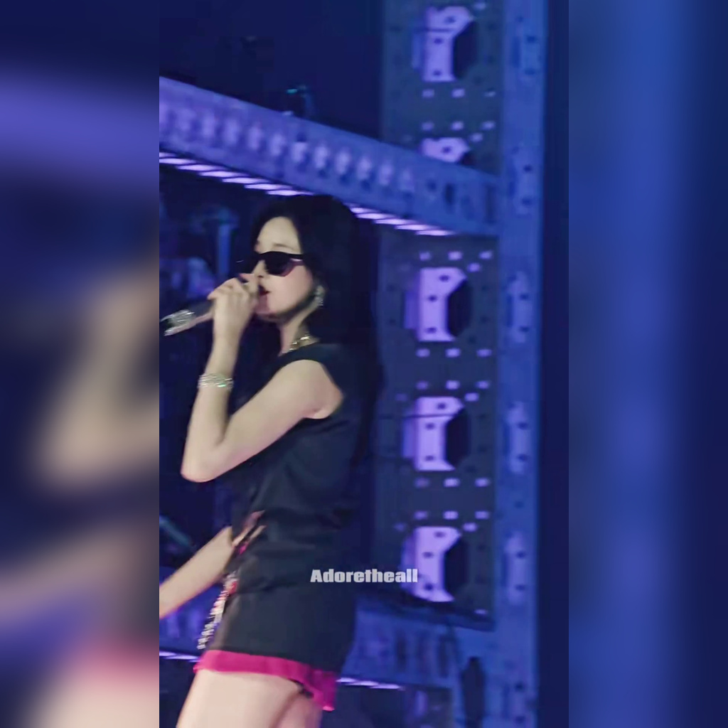 BEBE? Parita: Denim skirt thigh shot taken under the stage