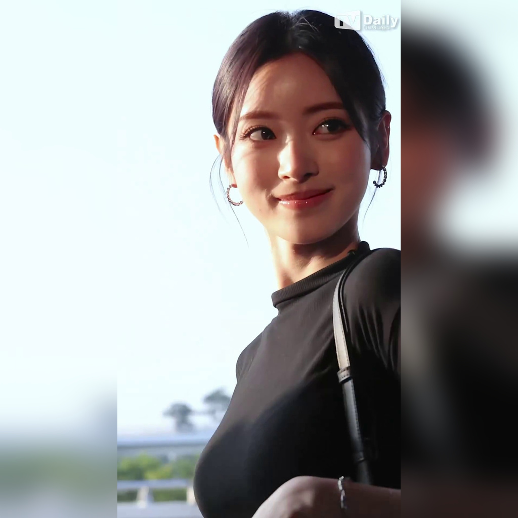 宮尾（ミヤオ）アンナ 腹筋ラインとブラがほんのり見えるオールブラック空港ファッション