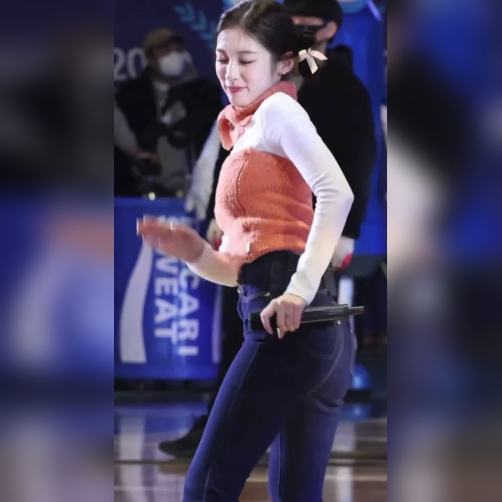 Jadu’s Head Oh My Girl Arin’s basketball court mischievous denim shorts legendary moment