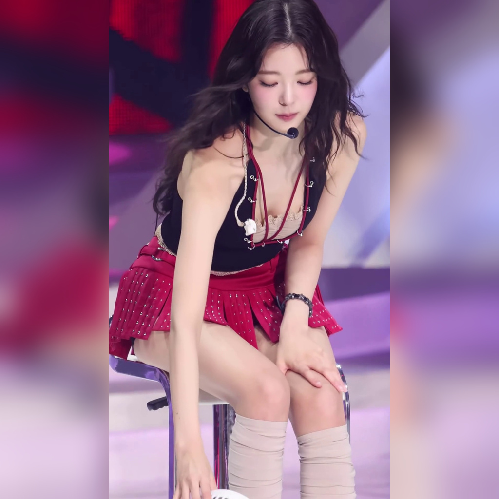 ITZY Lia Touching a Fan on the Floor While Carelessly Exposing Cleavage