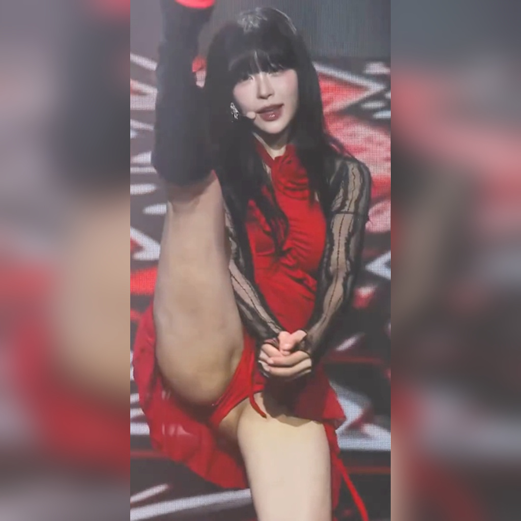 Kwon Eunbi Coming Down From the Van to Commute Wearing a Flowy Black T-Shirt and Leggings Y-Zone