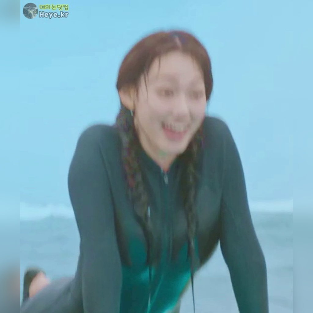 Kang Mina Learning Surfing: Heavy-Bodied Black Rashguard + Hip Line