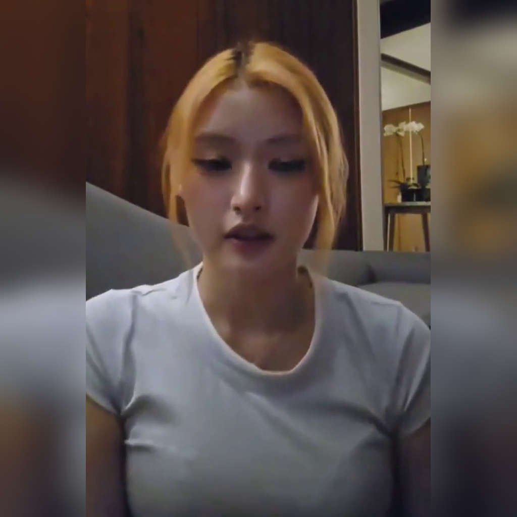 피프티피프티 아테나 라방 중 쿠션에 얹어놓은 묵직한 흰티 가슴
