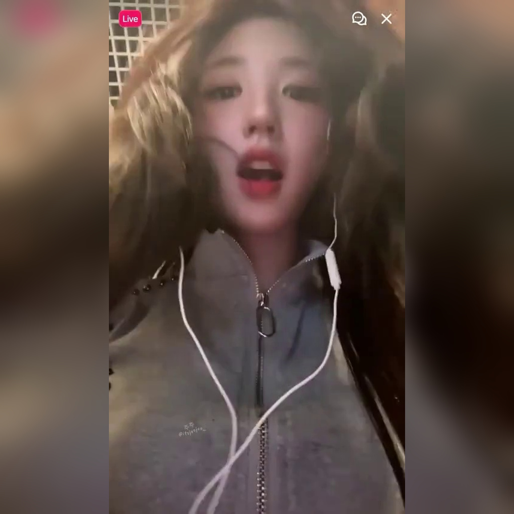 tripleS的素泫下到镜头下方展示粉丝想看的角度