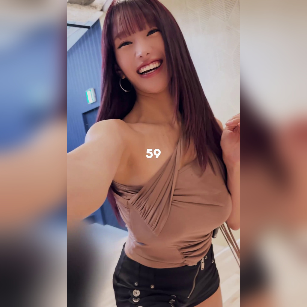 팬한테 과일 들고 달려오는 나띠 베이지색 원오프숄더 묵직한 무빙