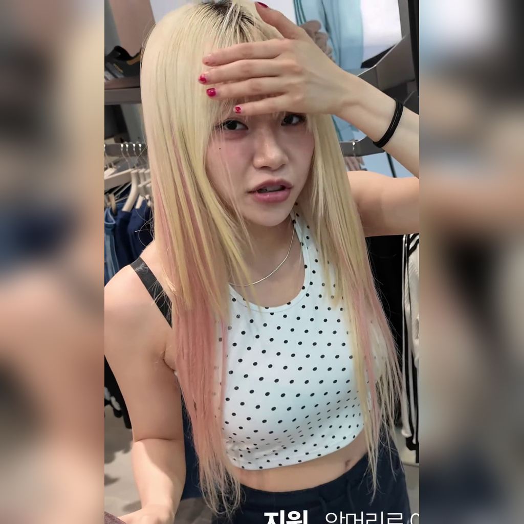 공항 배경으로 사진 찍는 지원 순백색 레이스 캐미솔 폭룡적 가슴골