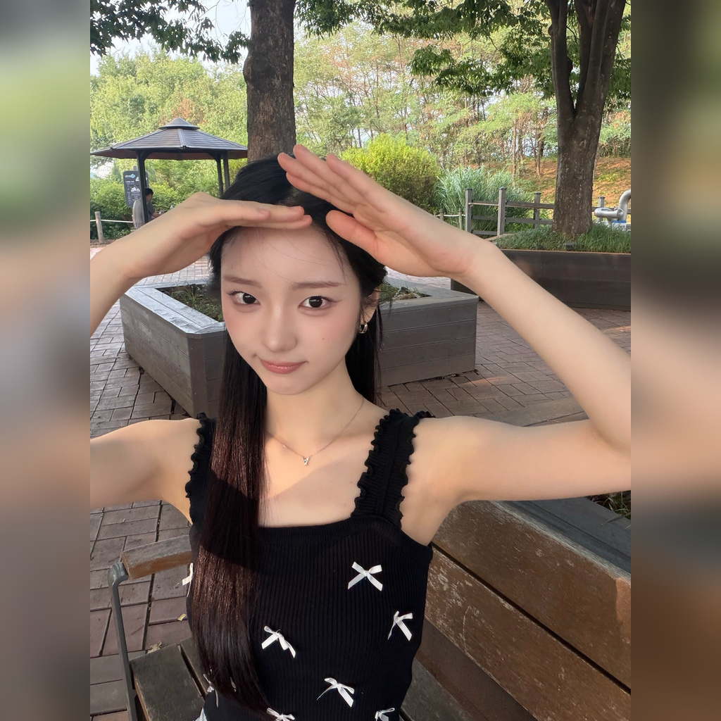 손으로 해 가리는 아이칠린 이지 검정 골지 민소매 겨드랑이 페로몬