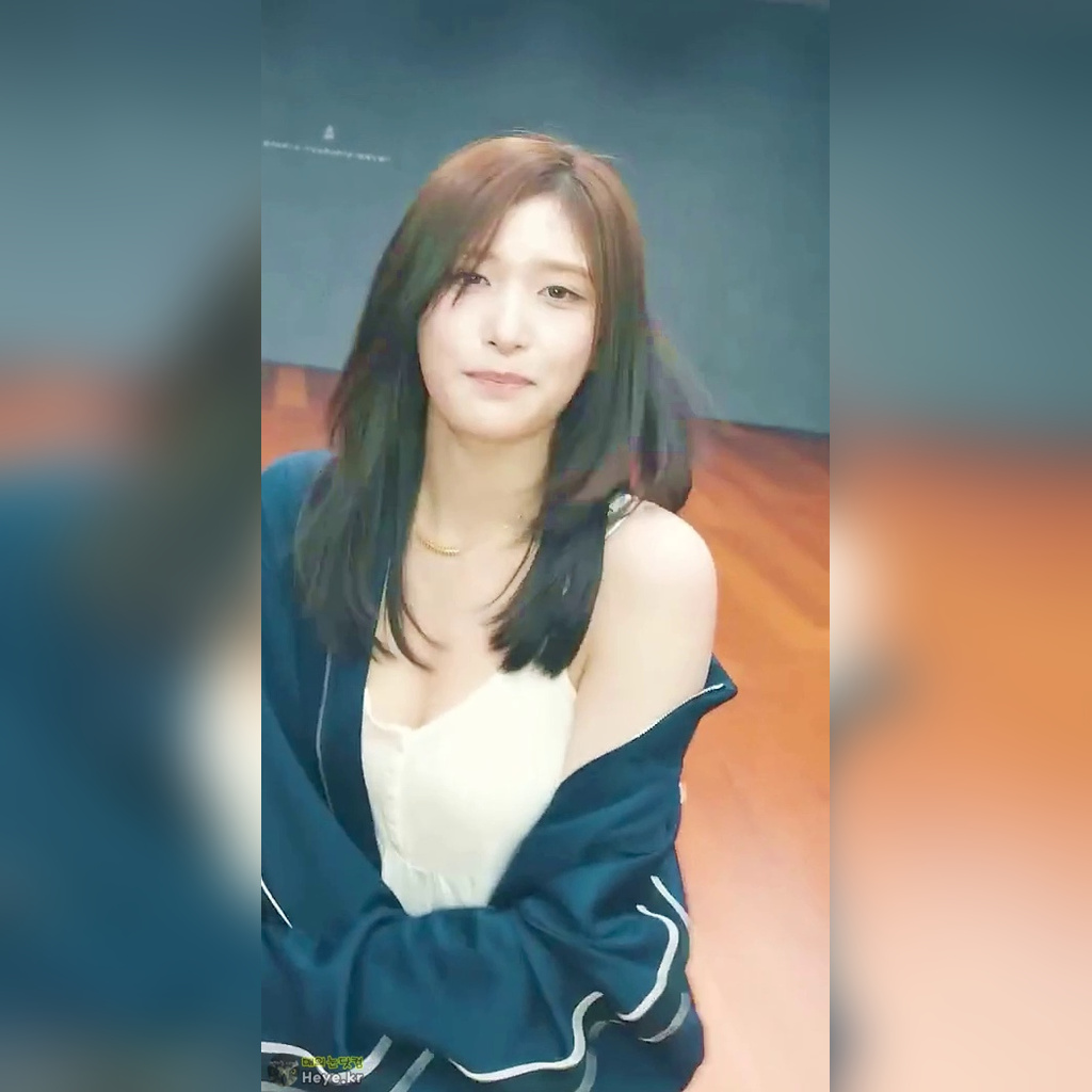 Lee Seo Sitting at the End of the Stage, Thigh Trembling + Pure-White Slip, Fluffy Cleavage