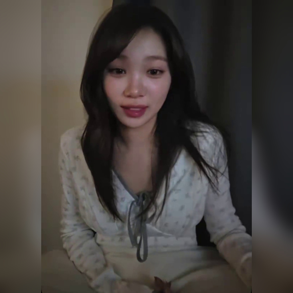 LE SSERAFIM Kim Chae-won’s LIVE Broadcast White Polka Dot Pajamas With a Cute Bustline