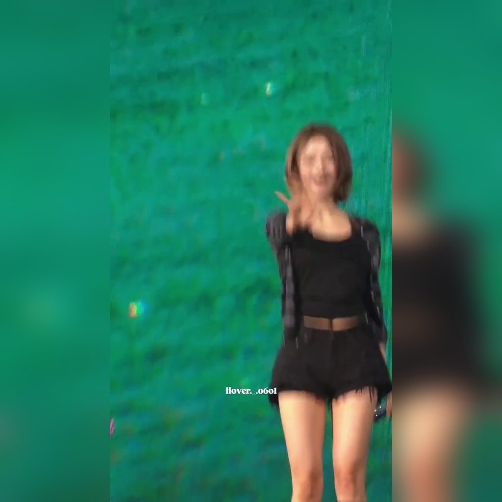 프나 콘서트 밑에서 찍은 이나경 잘록한 복부 배꼽 꿀벅지 모음