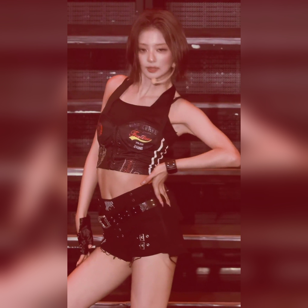 프로미스나인 콘서트 이나경 검정 가죽 란제리탑 + 핫팬츠 내전근