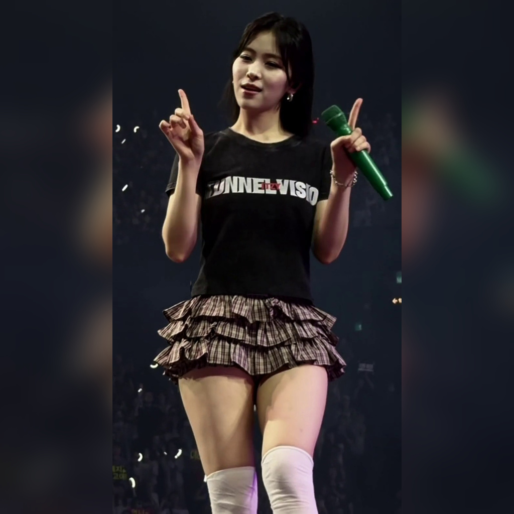 ITZY Ryujin Wearing a Ruffled Frill Skirt and White Nisk Socks, Shaking at the Stage