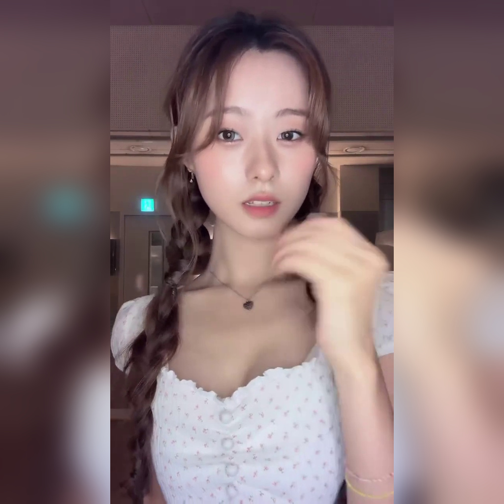 YouTuber and Singer Kim Mungyang Red Check Balloon Ultra-Short, Smooth Thigh